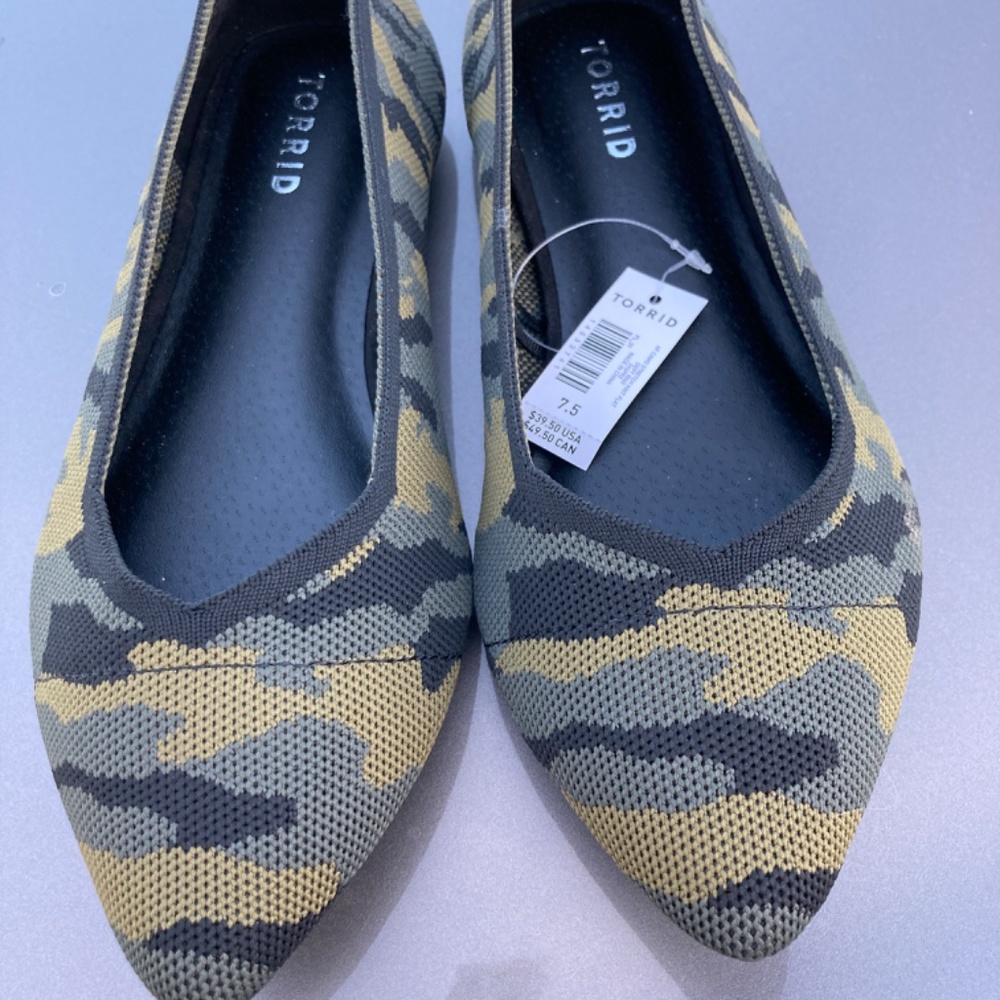 Size 7.5ww Camo point toe flats - Picture 2 of 4